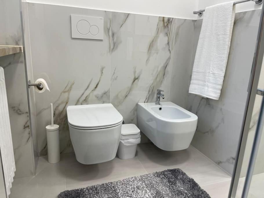 Luxury 1 Bedroom Apartment, Close To San Siro, Fiera And 10 Min Metro To Duomo ミラノ エクステリア 写真