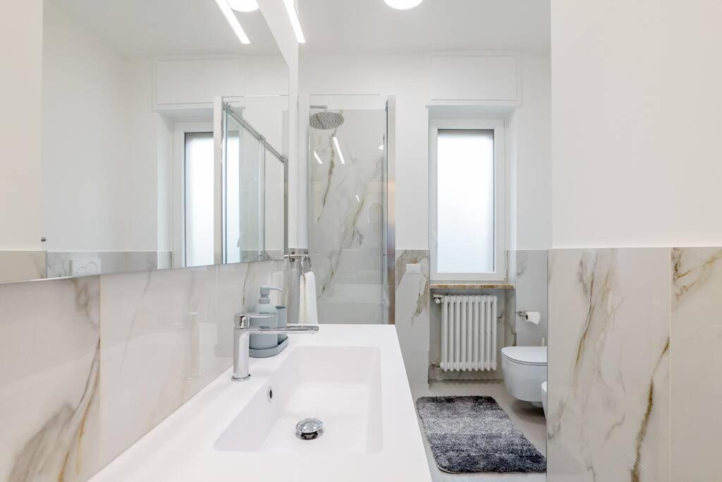 Luxury 1 Bedroom Apartment, Close To San Siro, Fiera And 10 Min Metro To Duomo ミラノ エクステリア 写真
