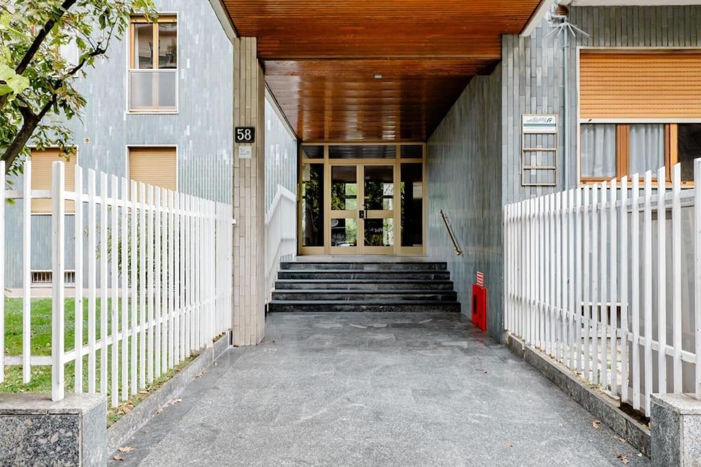Luxury 1 Bedroom Apartment, Close To San Siro, Fiera And 10 Min Metro To Duomo ミラノ エクステリア 写真