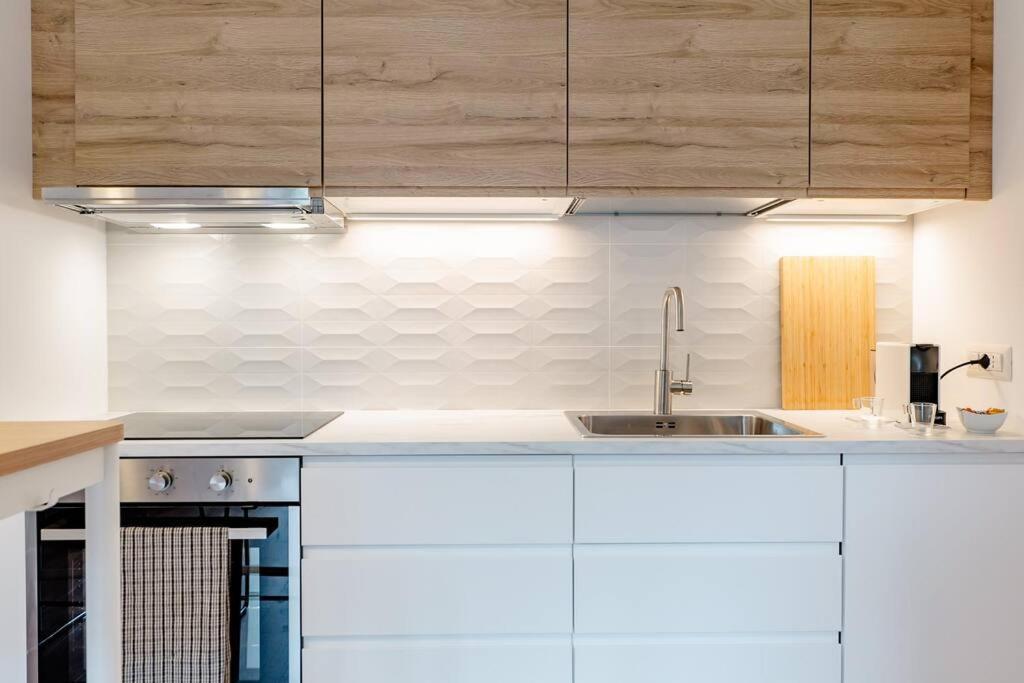 Luxury 1 Bedroom Apartment, Close To San Siro, Fiera And 10 Min Metro To Duomo ミラノ エクステリア 写真