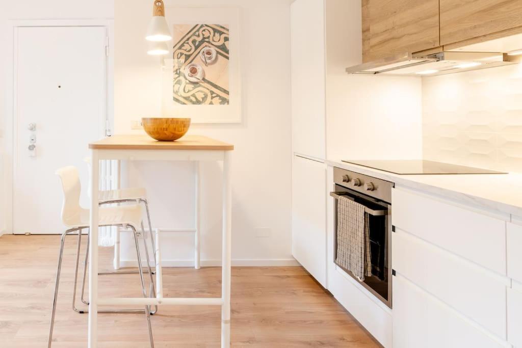 Luxury 1 Bedroom Apartment, Close To San Siro, Fiera And 10 Min Metro To Duomo ミラノ エクステリア 写真