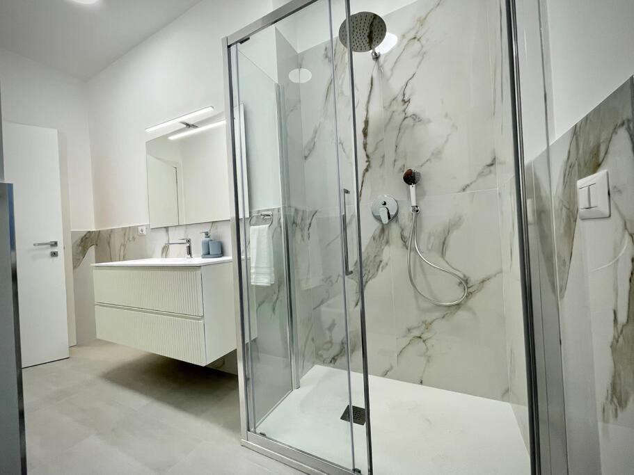 Luxury 1 Bedroom Apartment, Close To San Siro, Fiera And 10 Min Metro To Duomo ミラノ エクステリア 写真